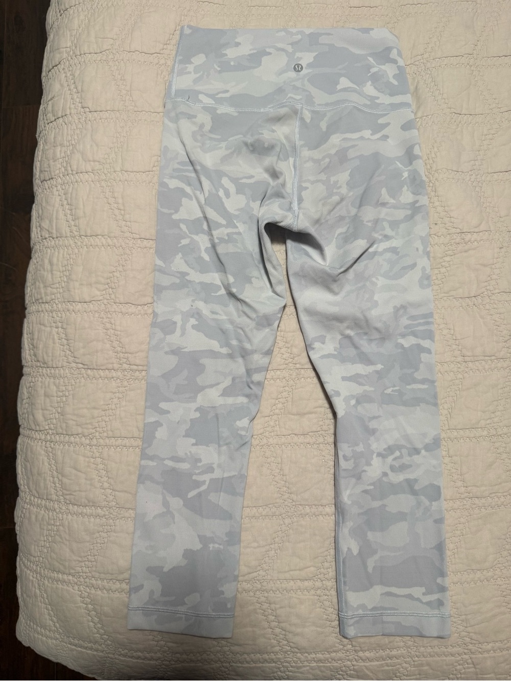 lululemon athletica ' Light Gray & White Camo Leggings / size 6
